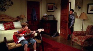 Dva a pol chlapa 01x20 - Můžu čůrat venku potmě (Hey, I Can Pee Outside in the Dark)