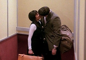 Priatelia 01x24 - Rossovy námluvy (The One Where Rachel Finds Out)