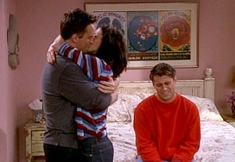 Priatelia 05x05 - Někdo musí z kola ven (The One with the Kips)