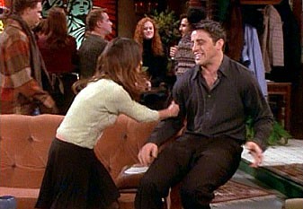 Priatelia 05x15 - Joey a holka od rány (The One with the Girl Who Hits Joey)