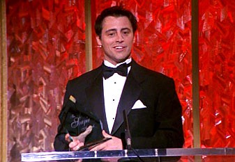 Priatelia 07x18 - Cena pro Joeyho (The One with Joey's Award)