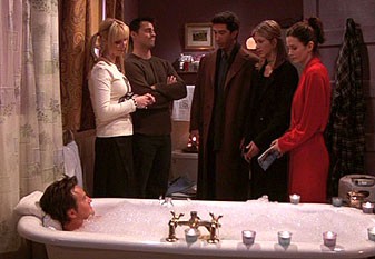 Priatelia 08x13 - Jak se Chandler koupal (The One Where Chandler Takes a Bath)