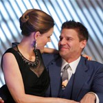 Kosti 04x26 - Vražda v nočním klubu (The End in the Beginning)