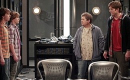 Dva a pol chlapa 09x24 - Oh Look! Al-Qaeda! (Oh Look! Al-Qaeda!)
